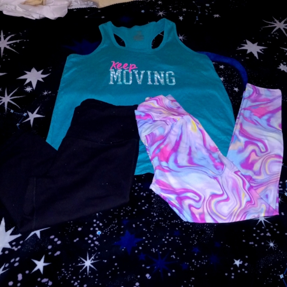 BU N DLE OF TANK AND LEGGINGS